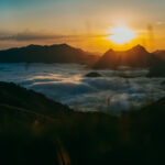Vue drone d’un coucher de soleil sur les montagnes des Pyrénées, illuminant les sommets et vallées