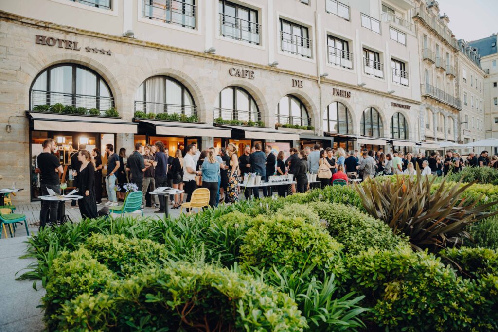 Photos de l’événement Le Guide Huggy au Café de Paris à Biarritz, participants, échanges et ambiance conviviale.