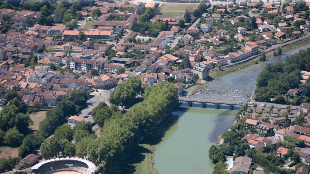 Vue aérienne d’Aire-sur-l’Adour, ville attractive pour investir dans l’immobilier locatif dans les Landes