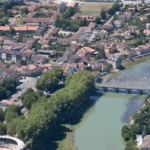 Vue aérienne d’Aire-sur-l’Adour, ville attractive pour investir dans l’immobilier locatif dans les Landes