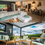 Salon lumineux et terrasse extérieure visibles sur la même photo d’une maison à vendre