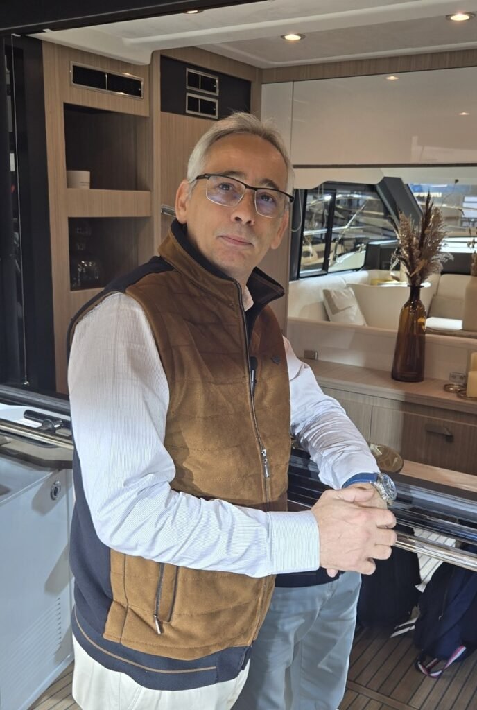 Romuald Fromentin à bord d'un yacht appuyé au bar