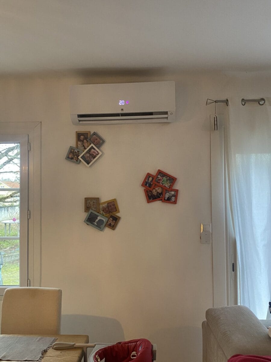 Unité intérieure de climatisation murale installée par ETL Elec et Clim dans le séjour d'une maison