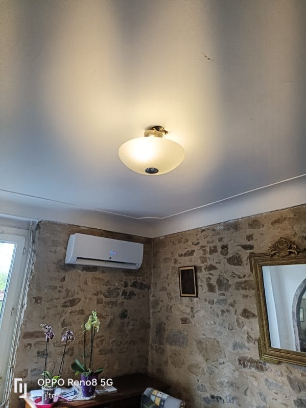 Climatisation murale installée par ETL Elec et Clim dans une pièce aux murs de pierre apparente