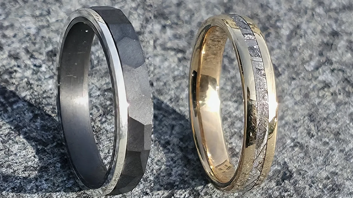 À gauche : bague en tantale à facettes, bord en argent. À droite : alliance en or jaune à centre en météorite. Atelier Landès, Pouillon (Landes)