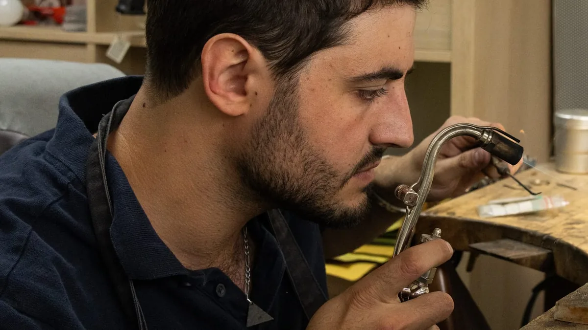 Alexandre Broton, artisan bijoutier-joaillier, au travail à l'établi dans son atelier de Pouillon (Landes)